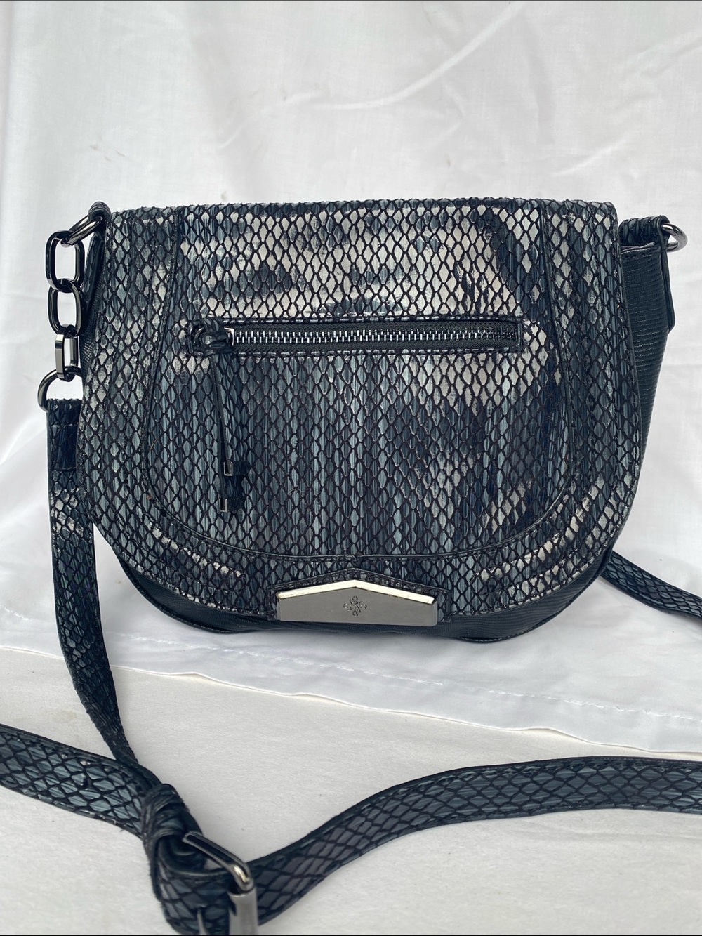 Vera Wang Black Textured Crossbody Bag - Sleek Everyday Shoulder Bag
